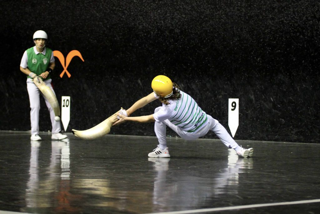 Groupe EVG EVF assistant à une soirée de Cesta Punta au Jai Alai de Biarritz